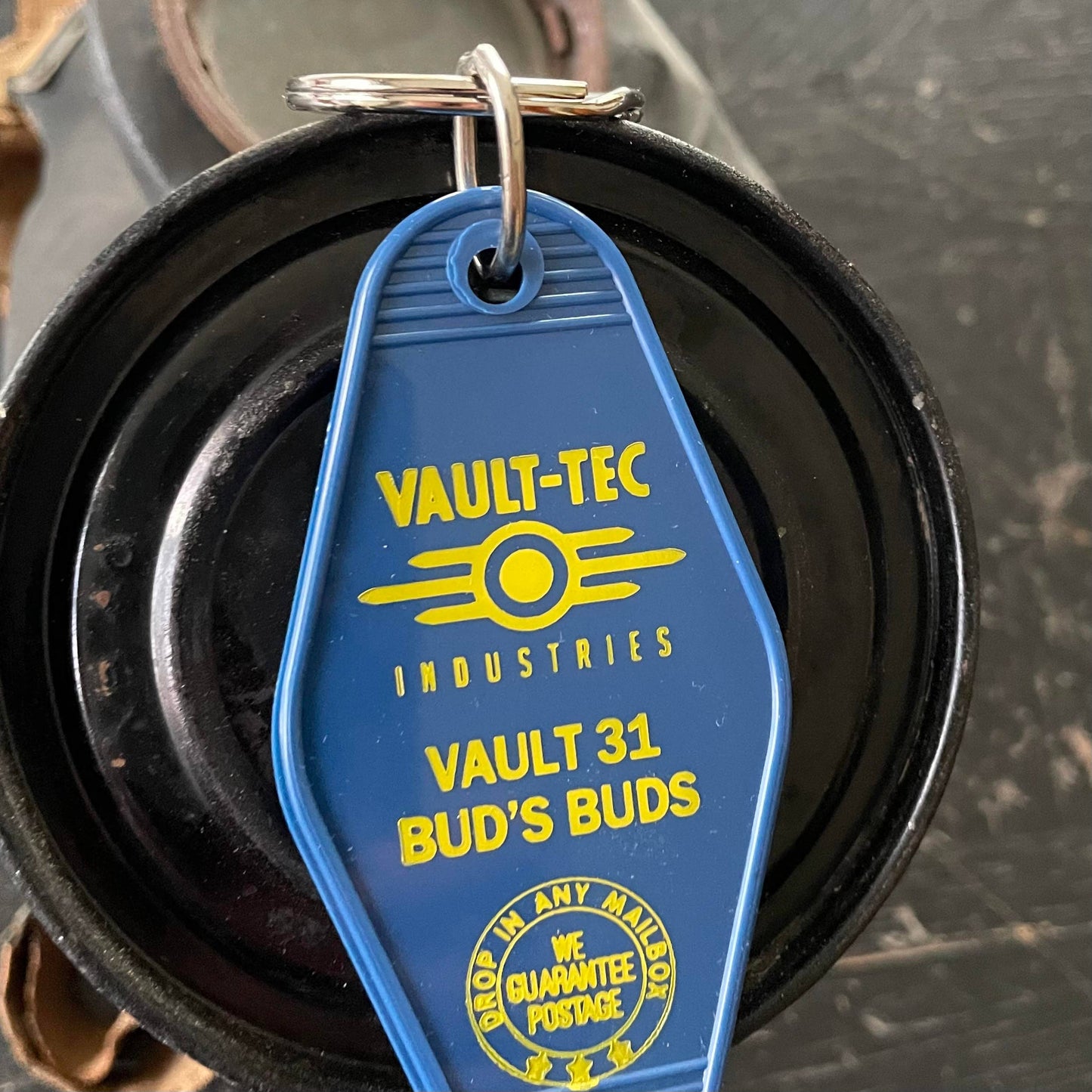 Vault-Tec (Fallout) - Motel Key Fob - - The Puntique
